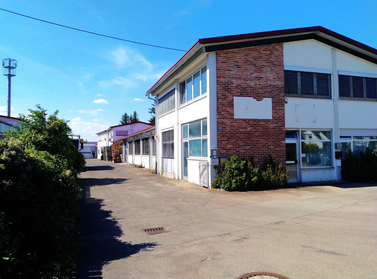 5650 qm Grundstück mit Bürogebäuden und Werkhallen