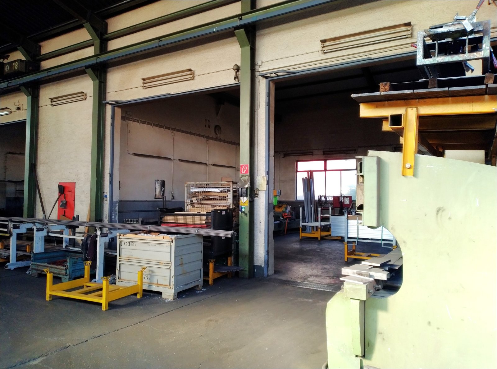 5650 qm Grundstück mit Bürogebäuden und Werkhallen