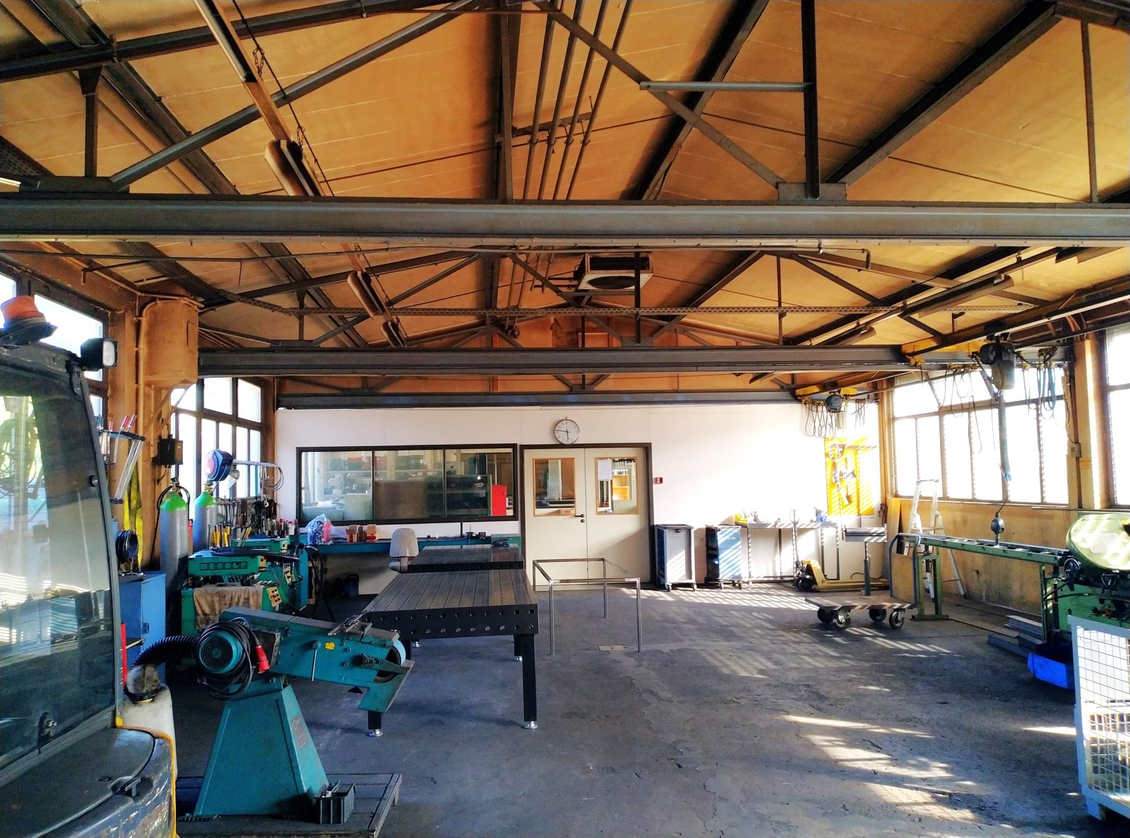 5650 qm Grundstück mit Bürogebäuden und Werkhallen