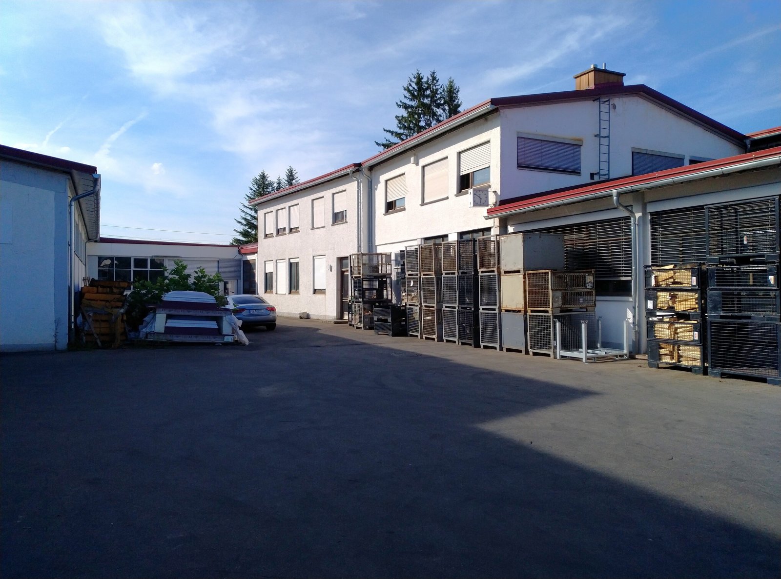 5650 qm Grundstück mit Bürogebäuden und Werkhallen