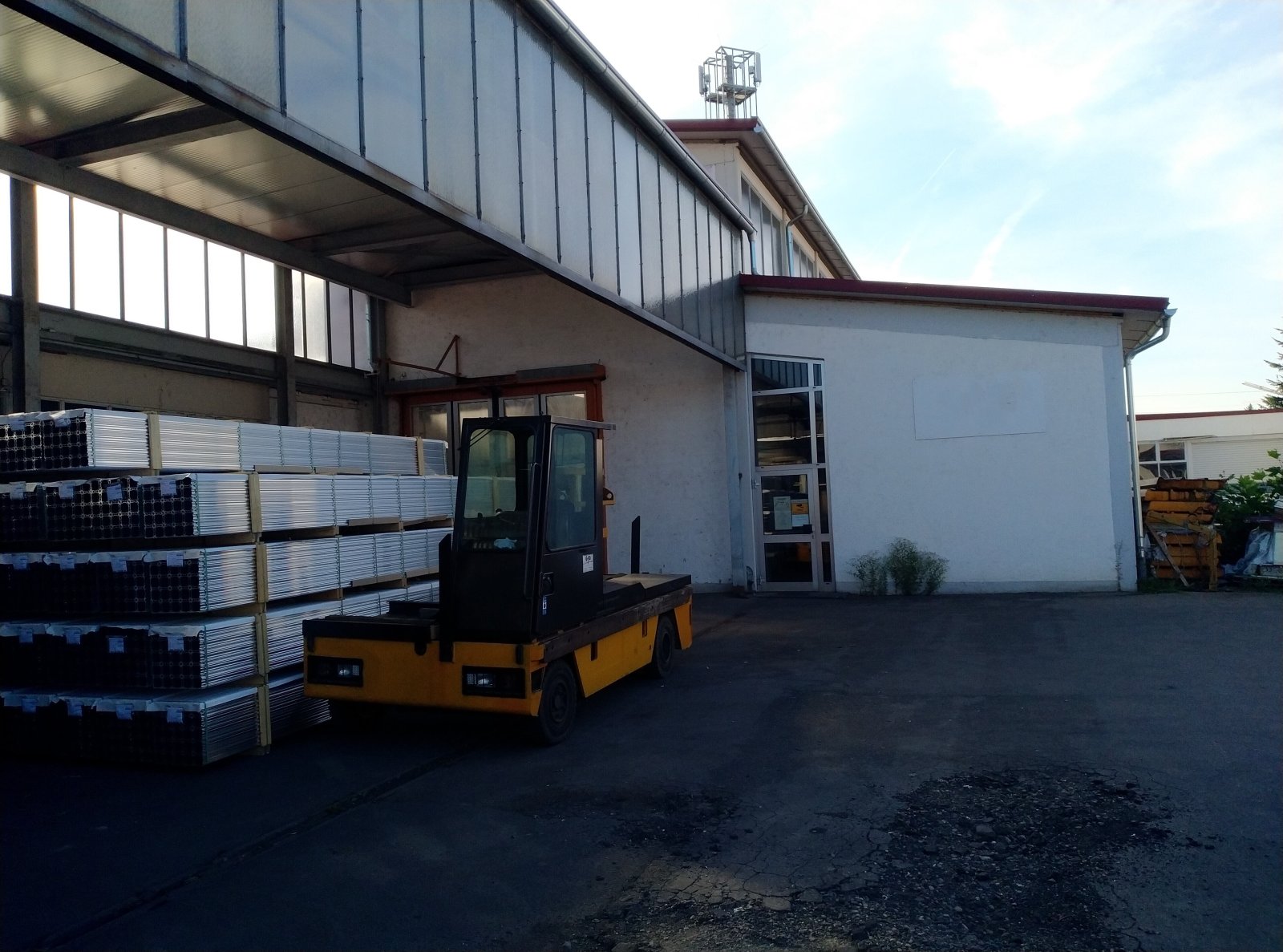 5650 qm Grundstück mit Bürogebäuden und Werkhallen