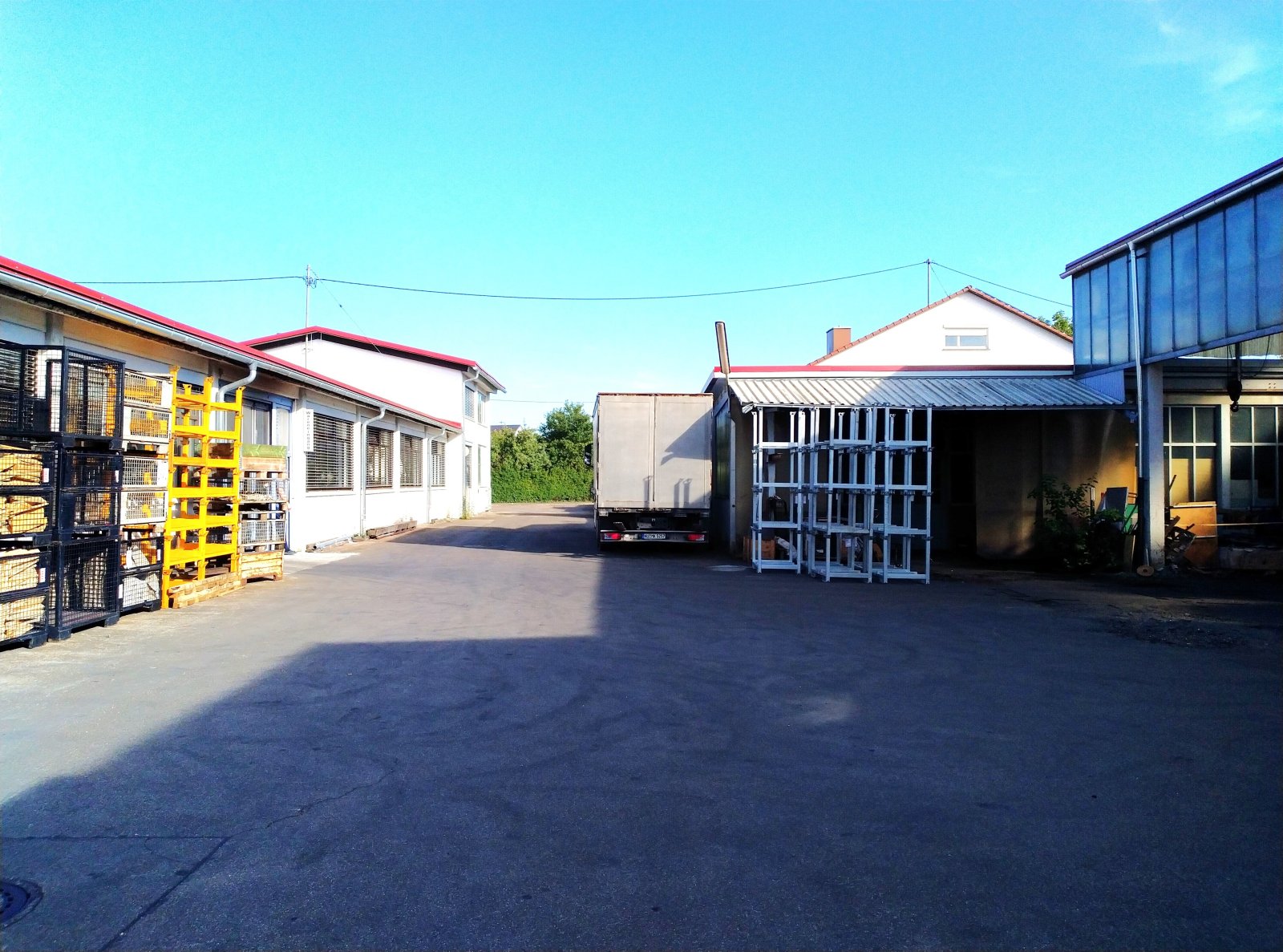 5650 qm Grundstück mit Bürogebäuden und Werkhallen