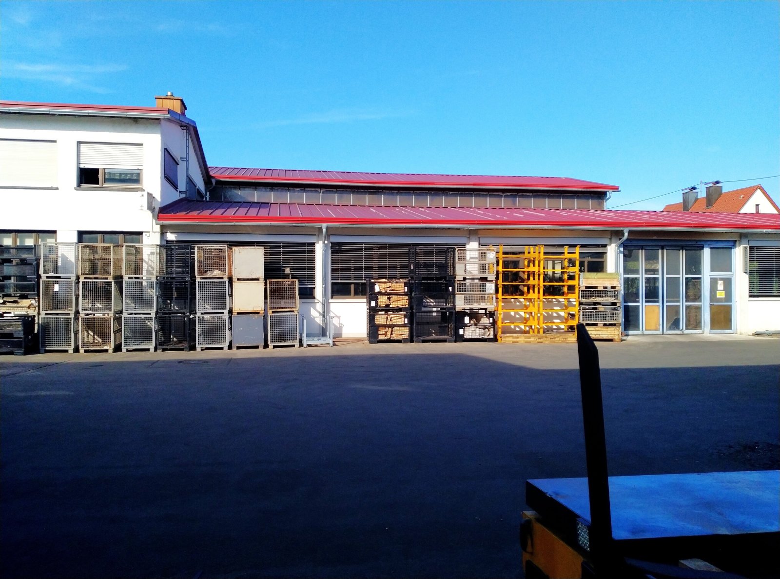 5650 qm Grundstück mit Bürogebäuden und Werkhallen