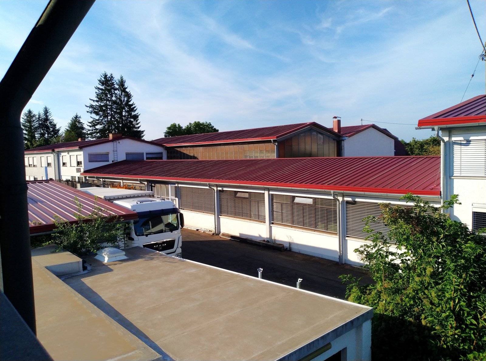 5650 qm Grundstück mit Bürogebäuden und Werkhallen