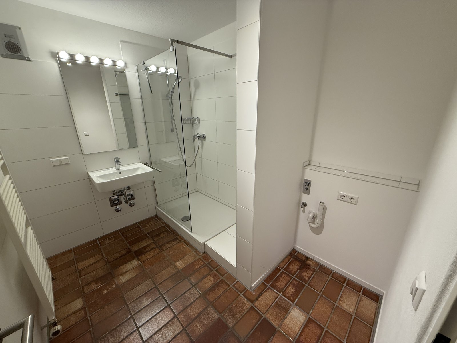 Gepflegte 2-Zimmer-Wohnung mit Westbalkon und Einbauküche in guter Lage