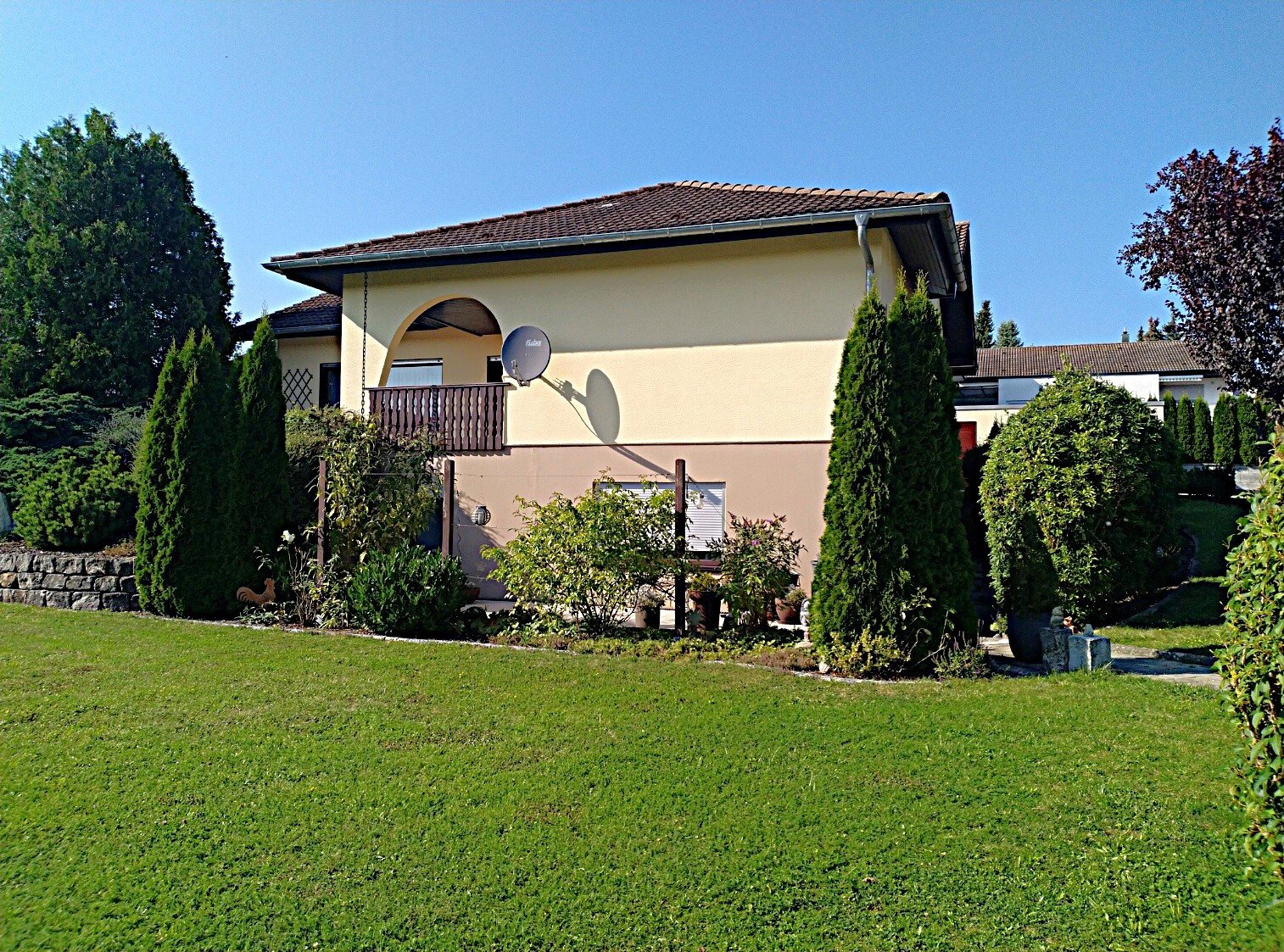 Sicht auf Terrasse und Eingang ELW Sicht auf Terrasse und Eingang ELW