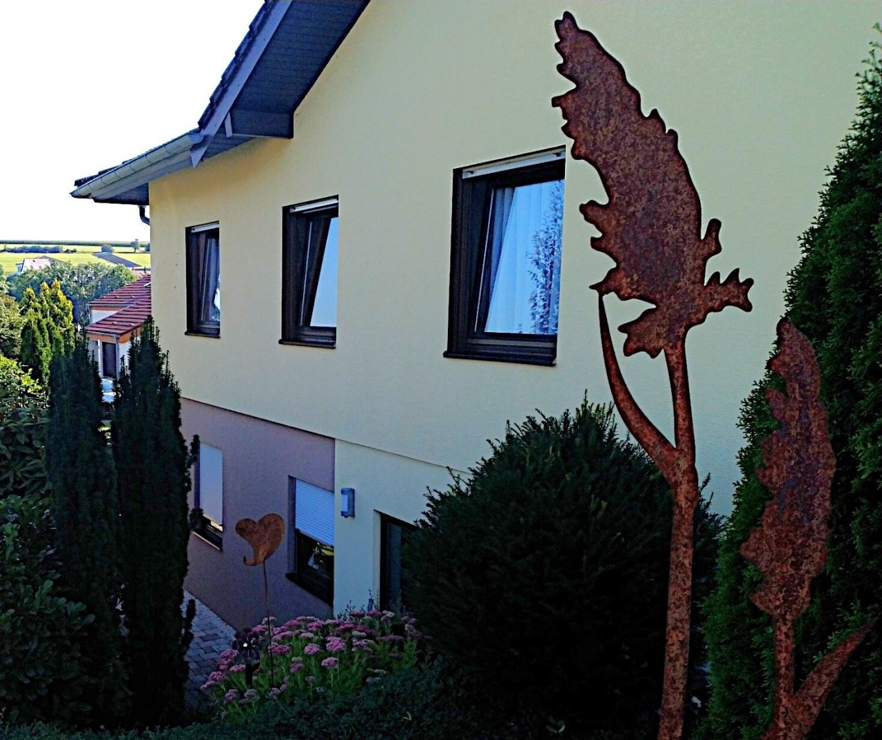 Sicht seitlich zum Eingang ELW Sicht seitlich zum Eingang ELW