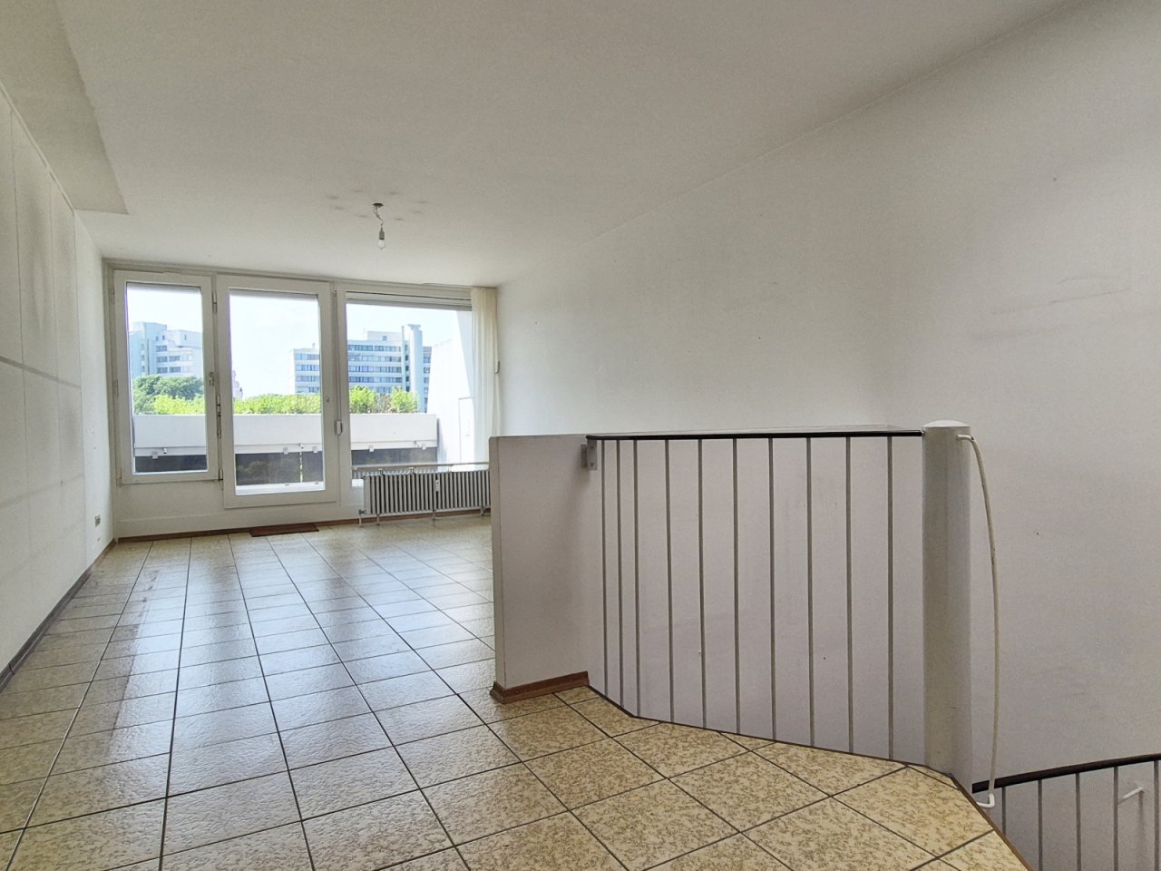 Wohnzimmer mit offener Treppe 3. OG Wohnzimmer mit offener Treppe 3. OG