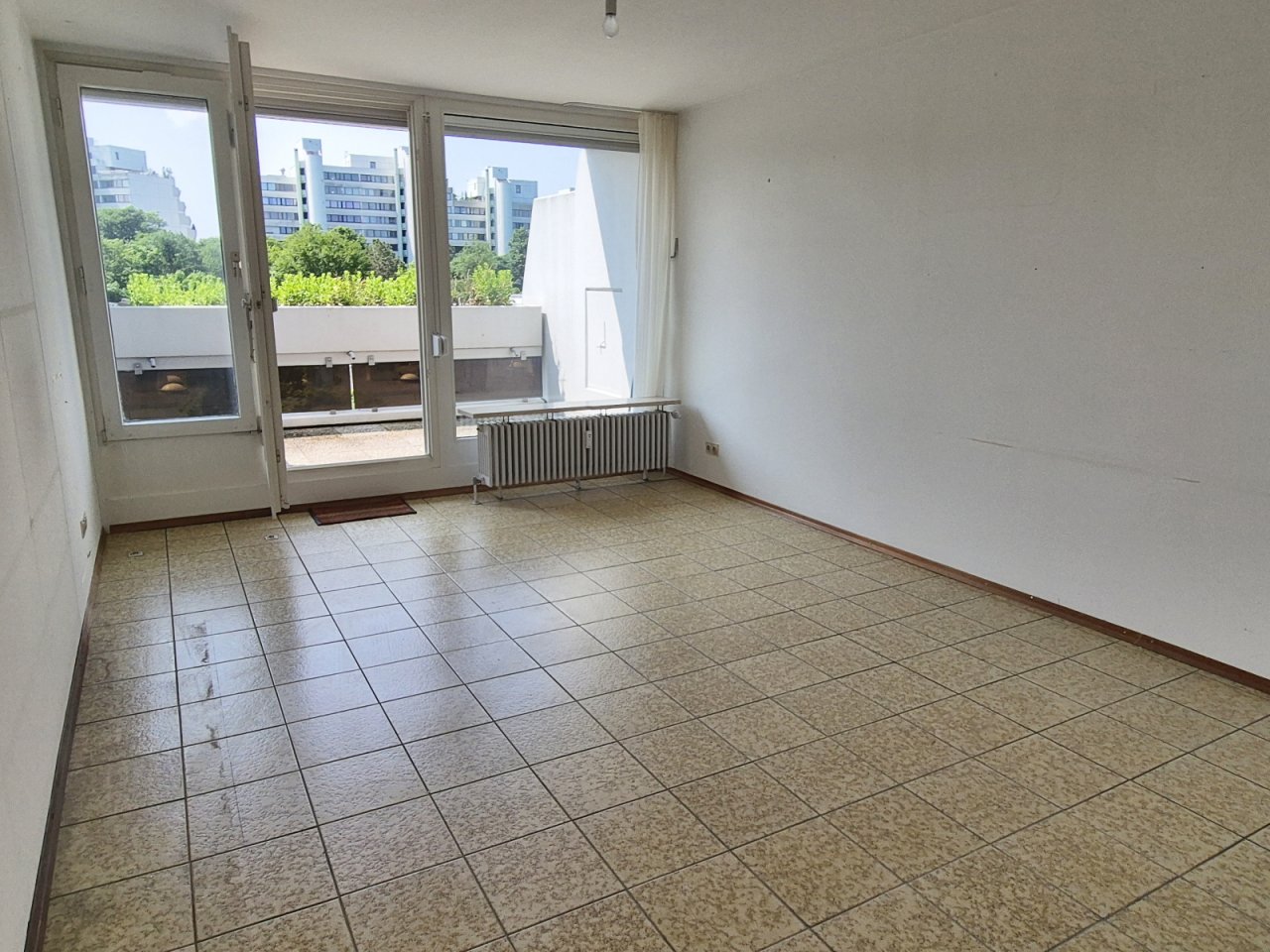 Wohnzimmer mit Zugang zum Balkon 3. OG Wohnzimmer mit Zugang zum Balkon 3. OG