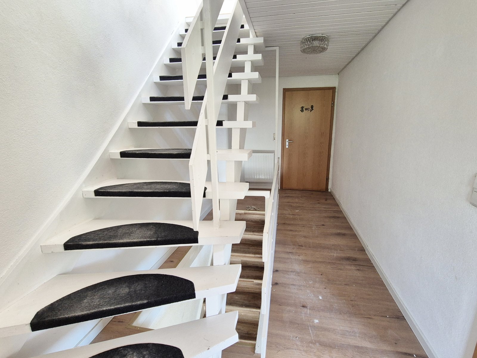 Flur OG mit Treppen ins DG Flur OG mit Treppen ins DG