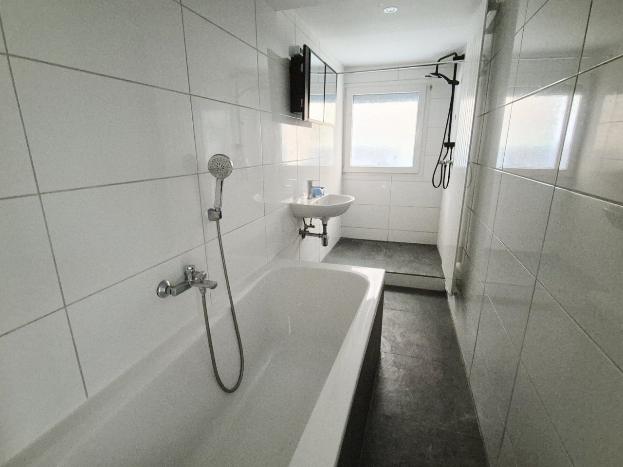 Tageslichtbad mit Wanne und Dusche OG Tageslichtbad mit Wanne und Dusche OG