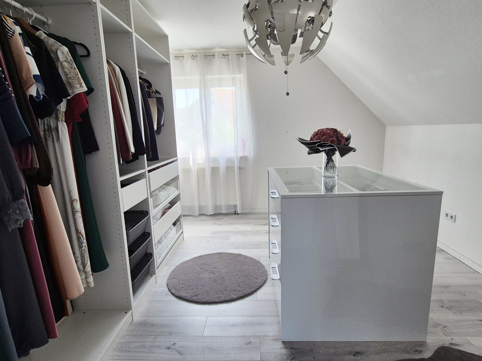Kinderzimmer II DG, derzeit als Ankleide genutzt Kinderzimmer II DG, derzeit als Ankleide genutzt