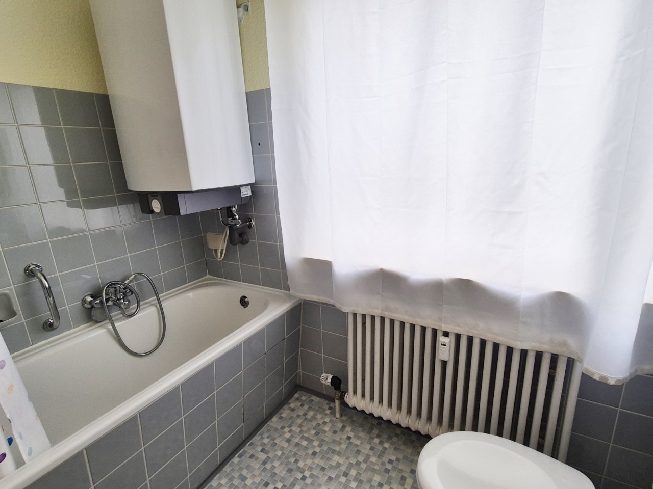 Tageslichtbad mit Wanne