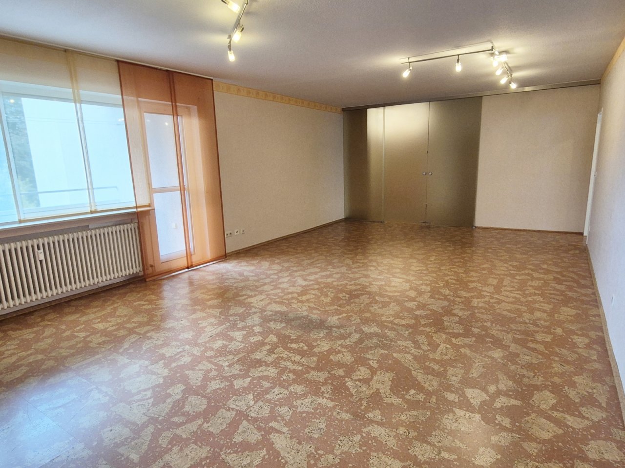Wohnzimmer mit Zugang zum Balkon