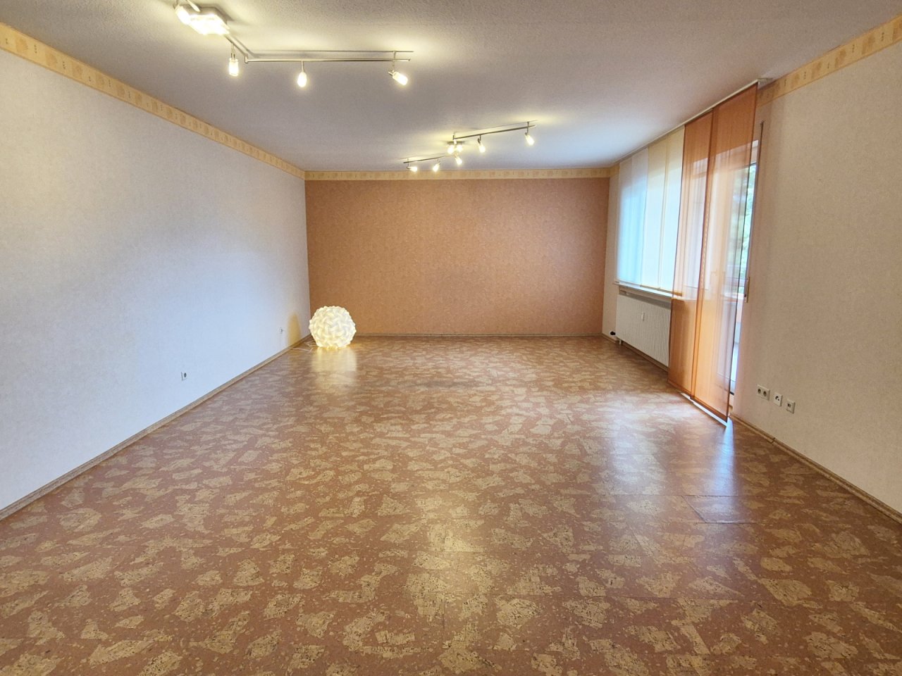 geräumiges Wohn- und Esszimmer