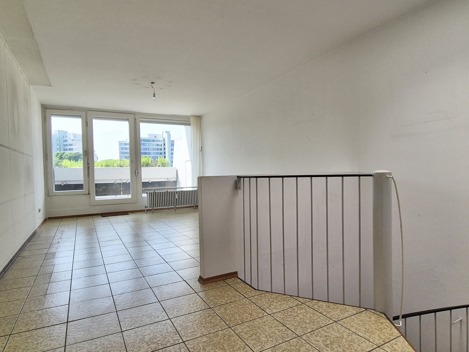 Wohnzimmer mit offener Treppe 3. OG