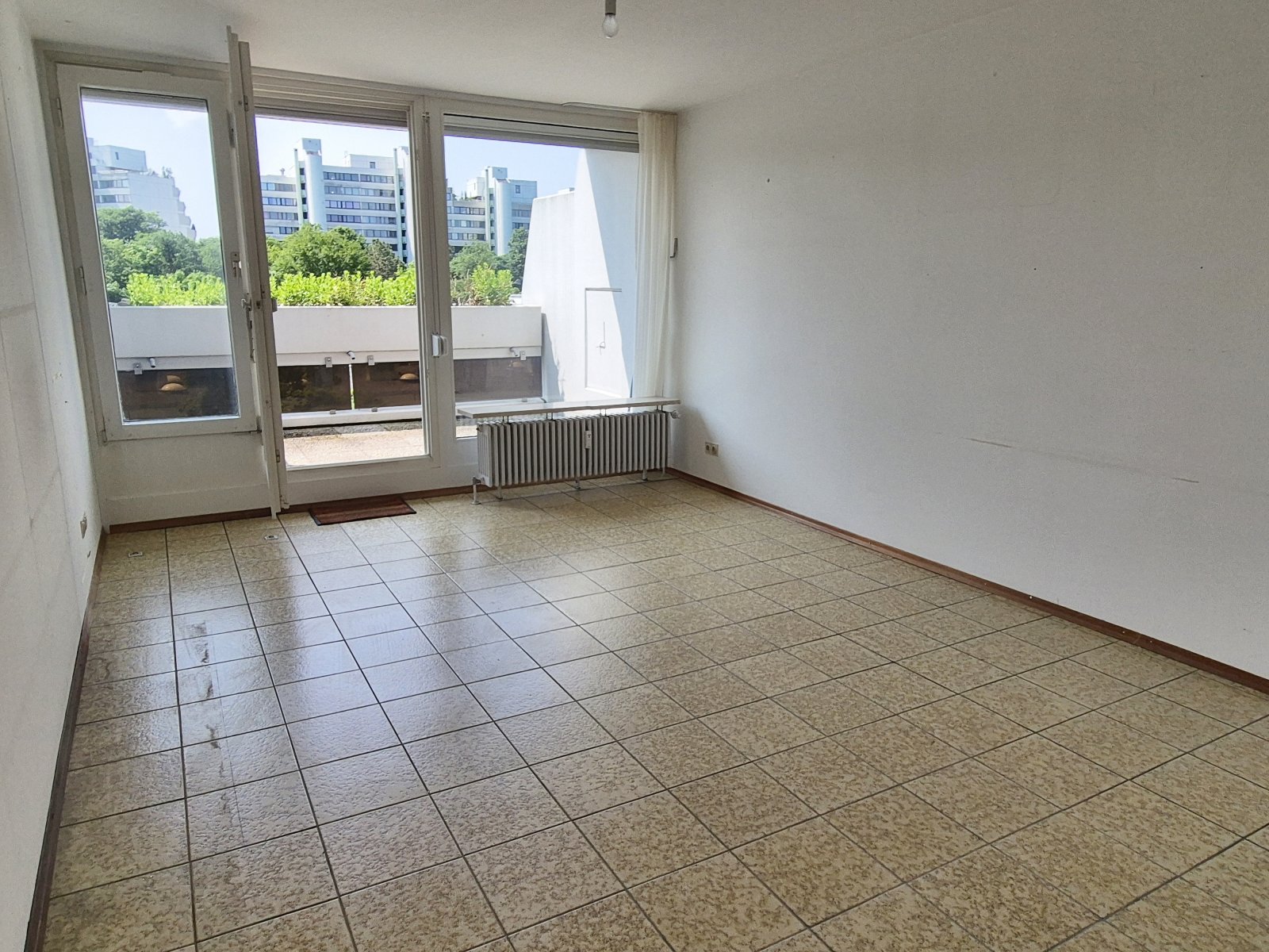 Wohnzimmer mit Zugang zum Balkon 3. OG