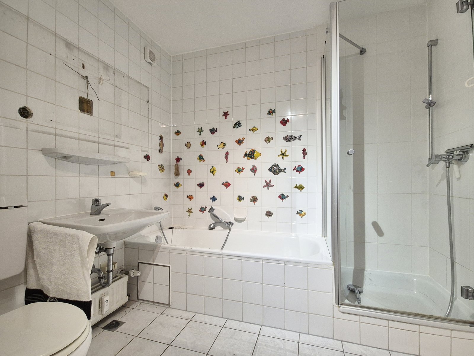 innenliegendes Bad mit Wanne und Dusche 2. OG