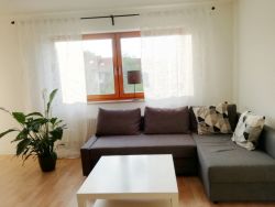 Wohnzimmer mit Zugang zum Balkon