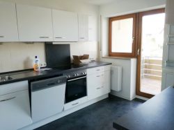 Küche mit Einbauküche und Zugang Balkon