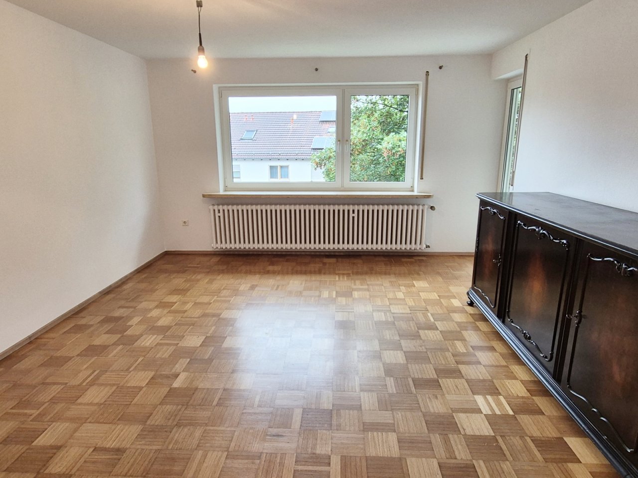 Wohnzimmer mit Zugang zum Balkon