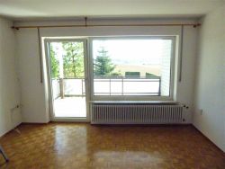 Wohnbereich mit Blick auf den Balkon