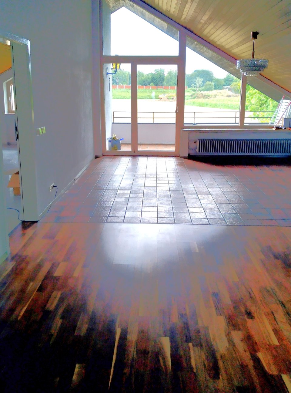 Blick vom Essbereich und Wohnbereich zum Balkon