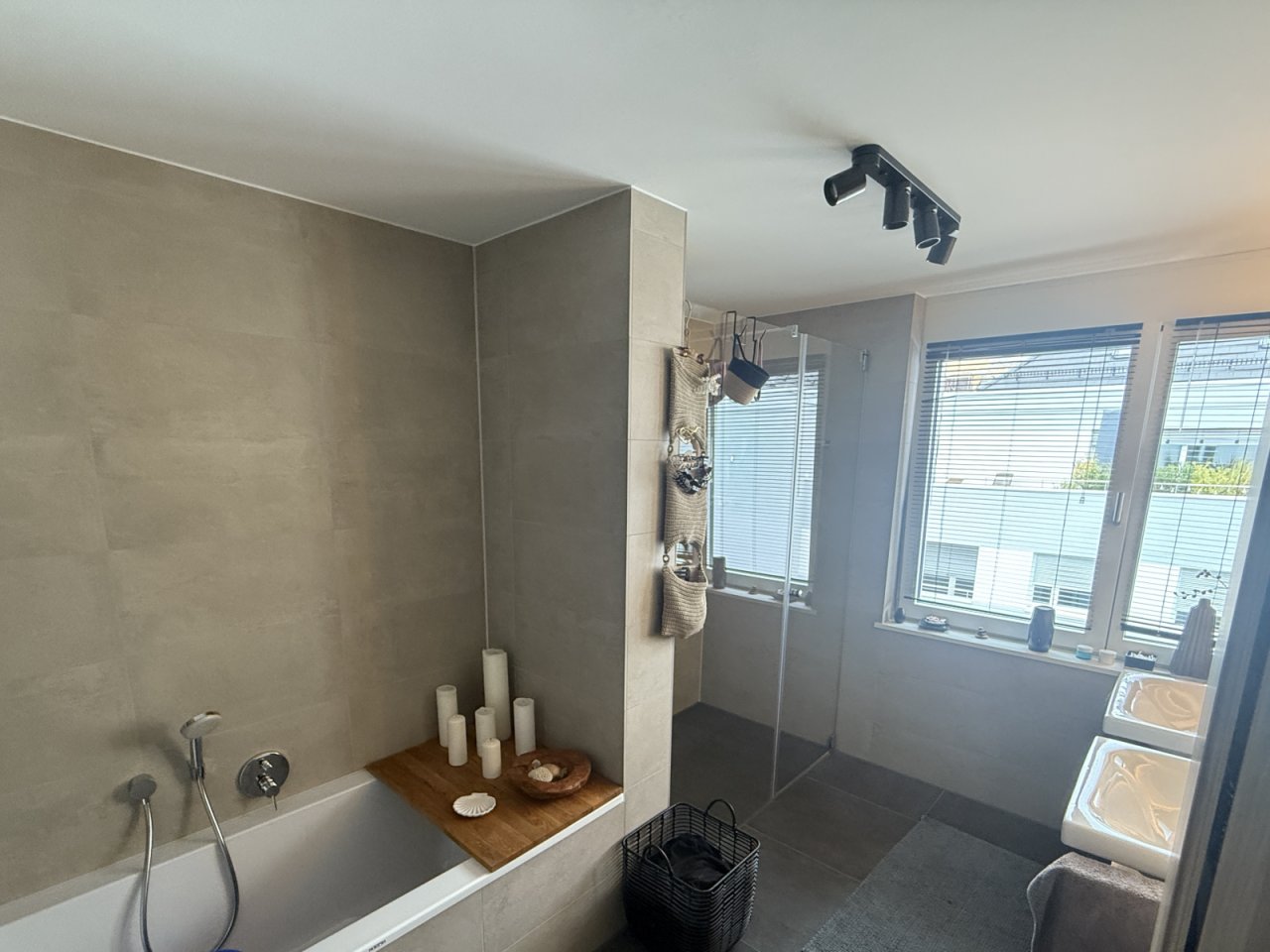 Tageslichtbad mit Badewanne und Dusche 