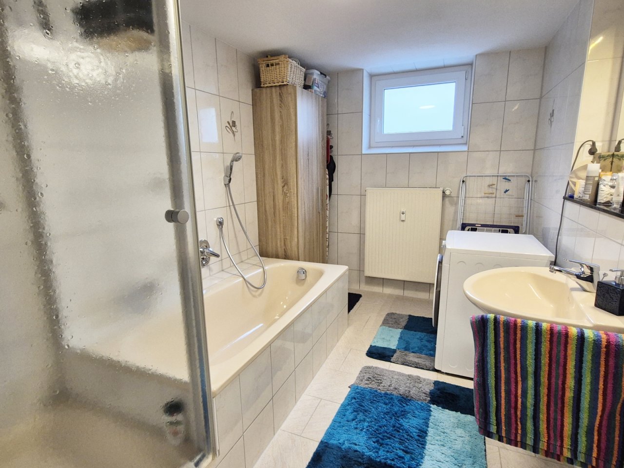 Tageslichtbad mit Wanne und Dusche