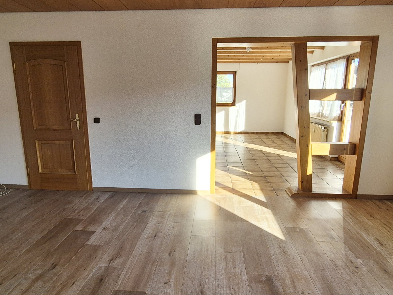 Wohnzimmer mit offenem Übergang Essbereich