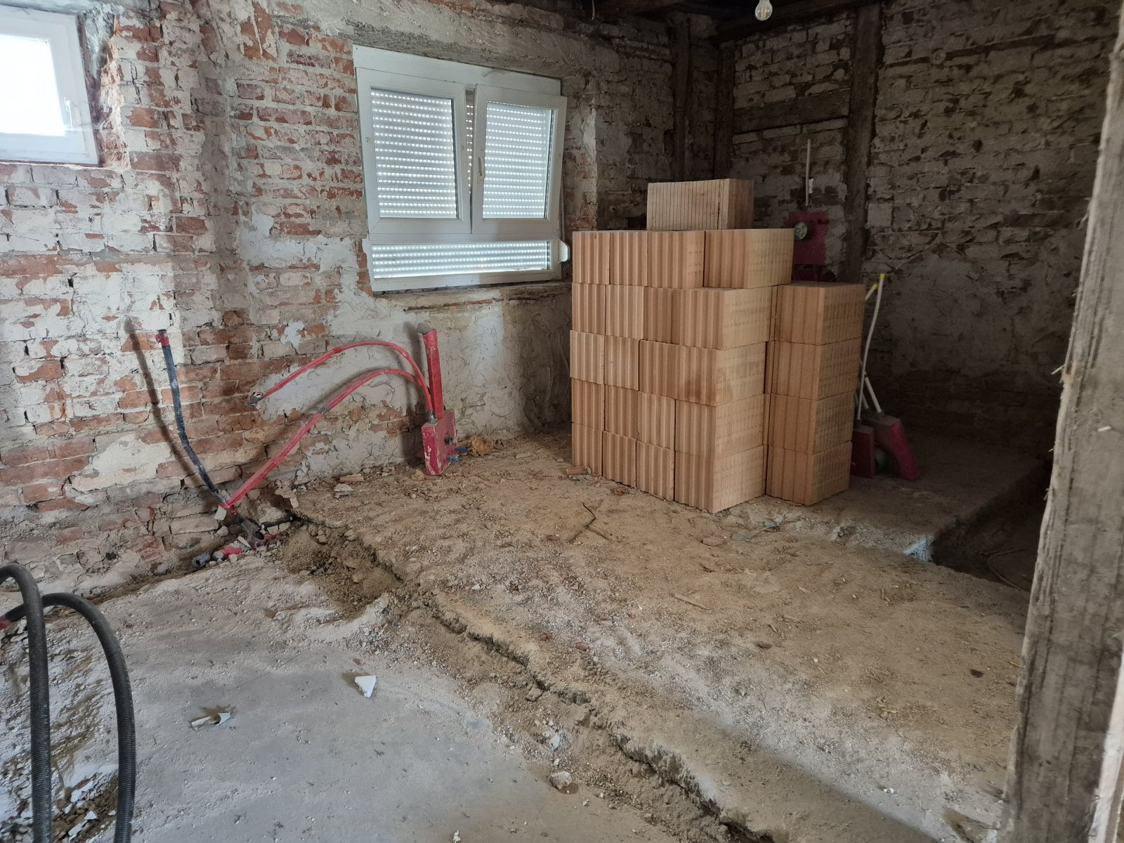 Wohnung EG: entkernt und zum Ausbau vorbereitet