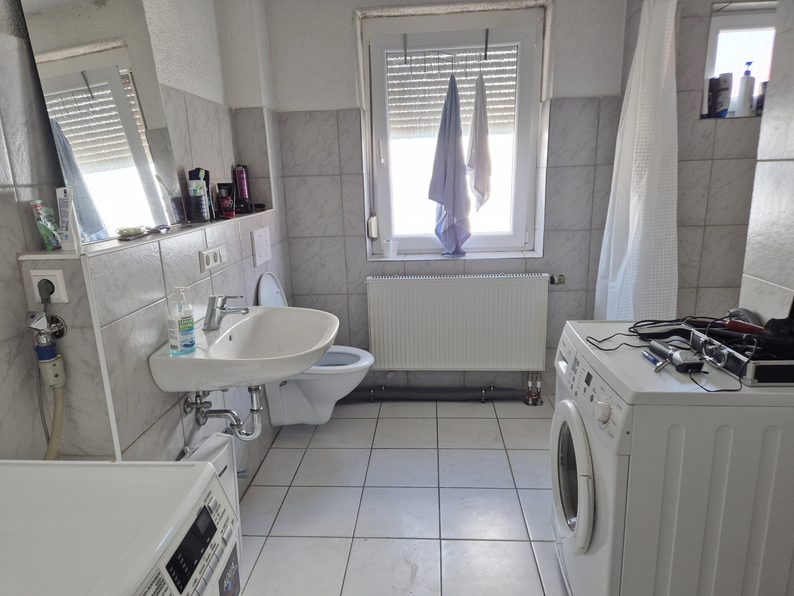 Wohnung OG: Tageslichtbad mit Dusche