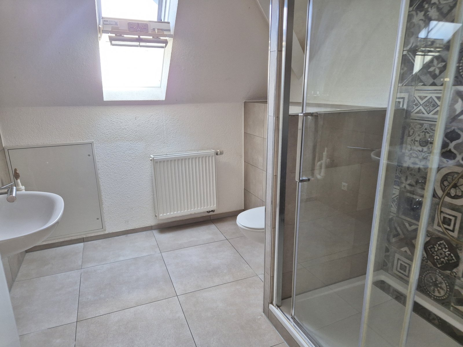 Wohnung DG li. Tageslichtbad mit Dusche