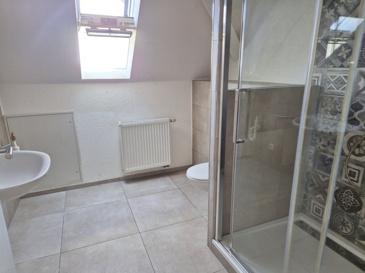 Wohnung DG li. Tageslichtbad mit Dusche