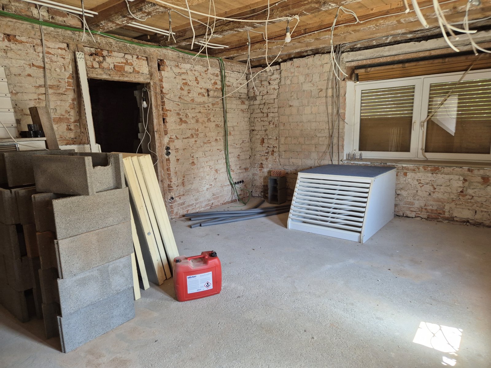 Wohnung EG: entkernt und zum Ausbau vorbereitet