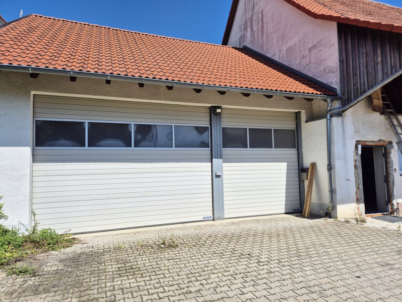 Halle mit Sektionaltoren