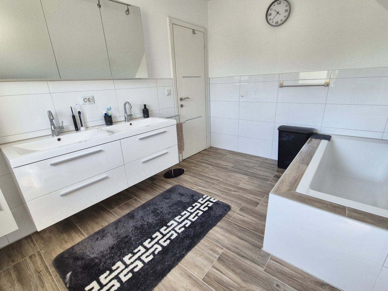 Tageslichtbad mit Wanne DG