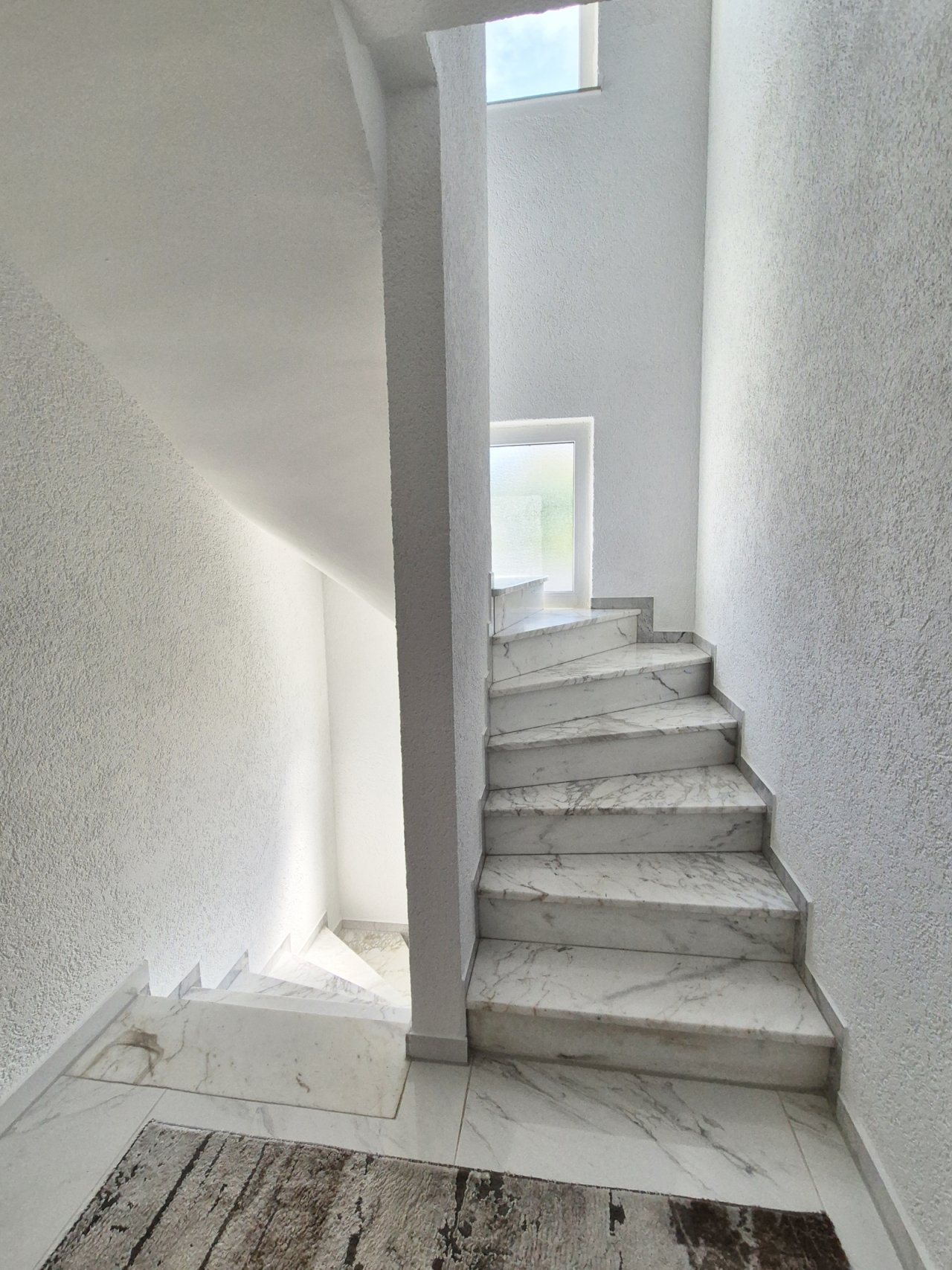 Betontreppe mit Granitstufen ins DG
