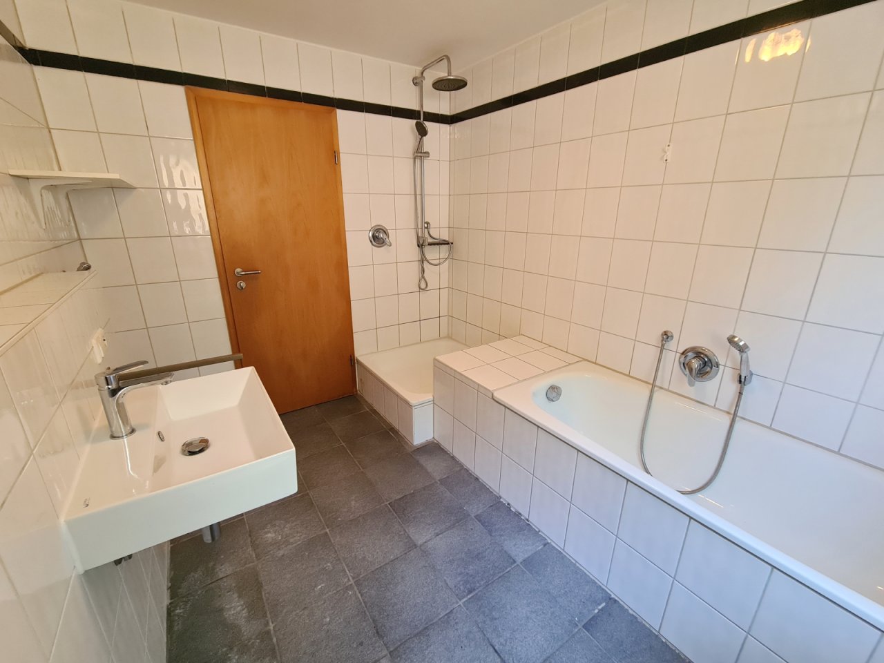 Tageslichtbad mit Wanne und Dusche