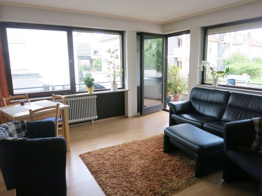 Wohnzimmer mit Zugang zum Balkon