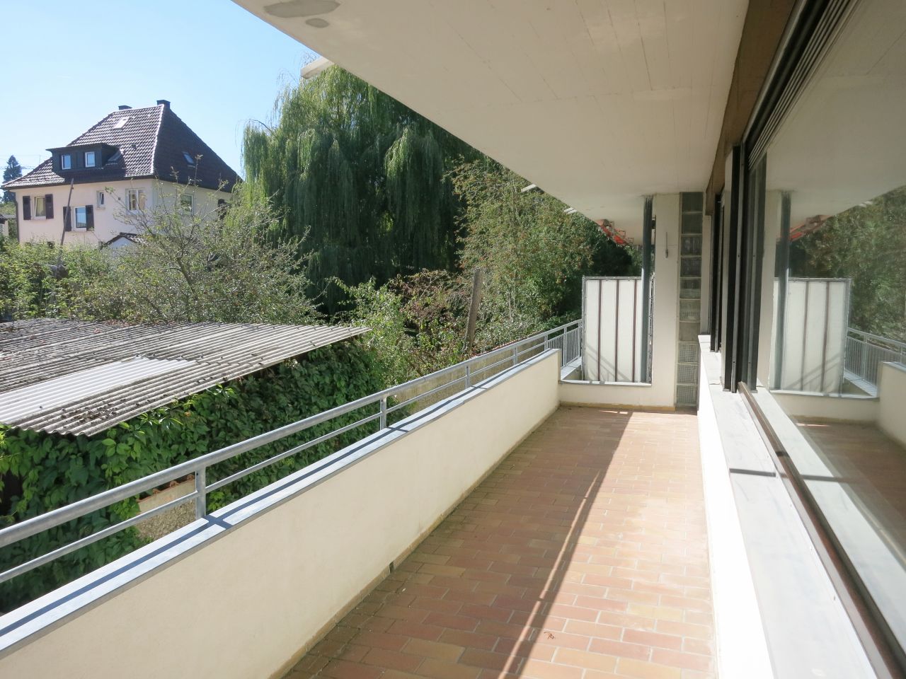 Eckbalkon, überdacht