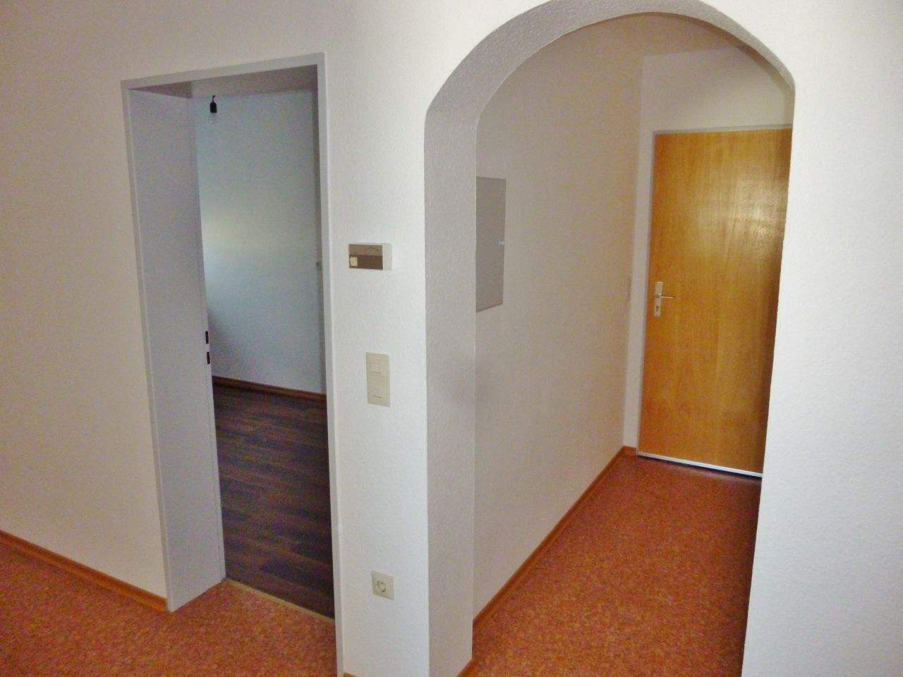Flur mit Blick zur Eingangstür und Küche