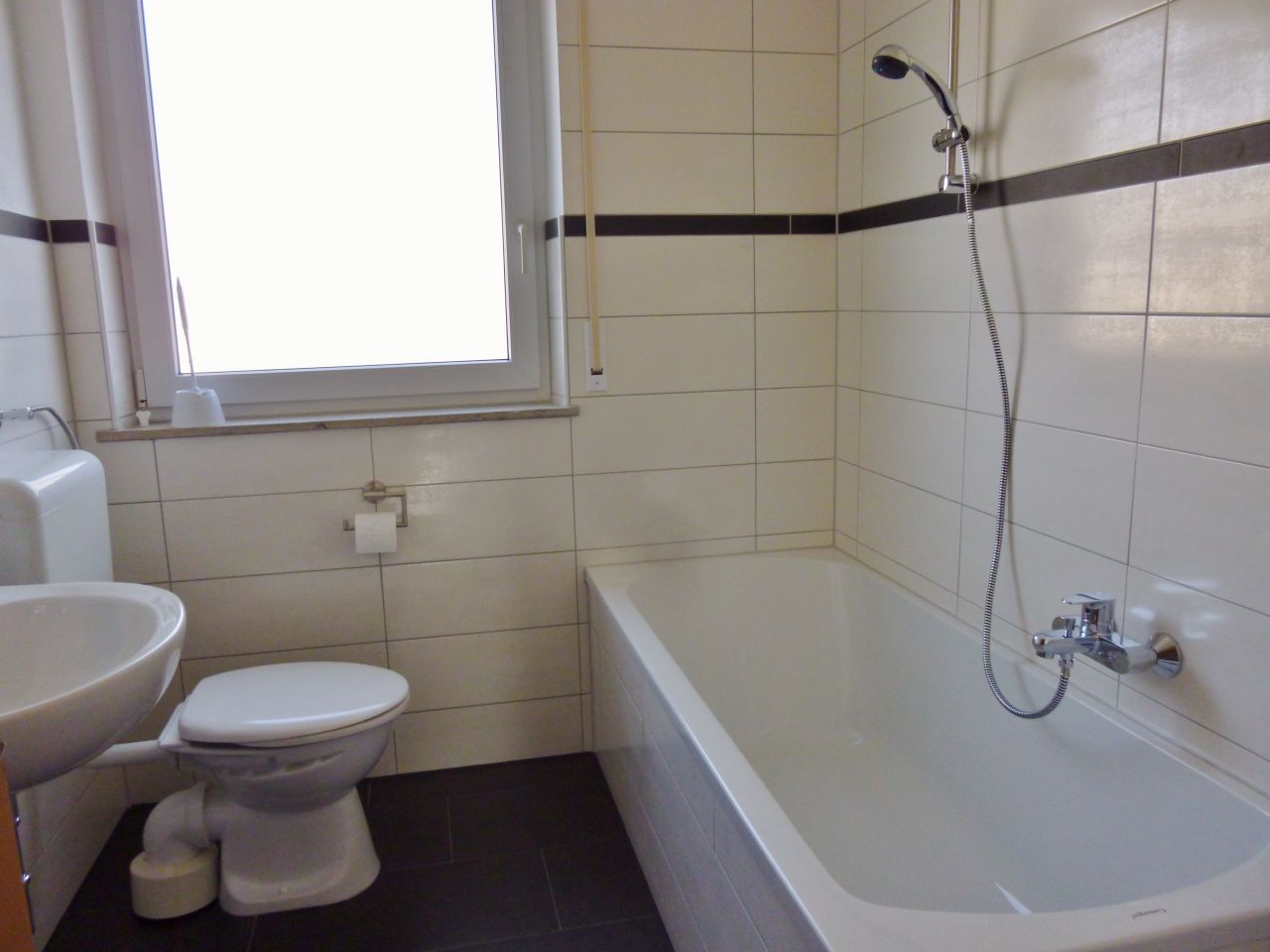 Bad mit WC und Wanne
