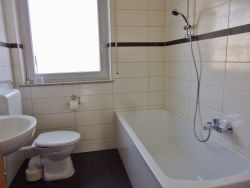 Bad mit WC und Wanne