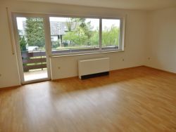 Wohnzimmer mit Balkontüre und Sicht auf den Garten