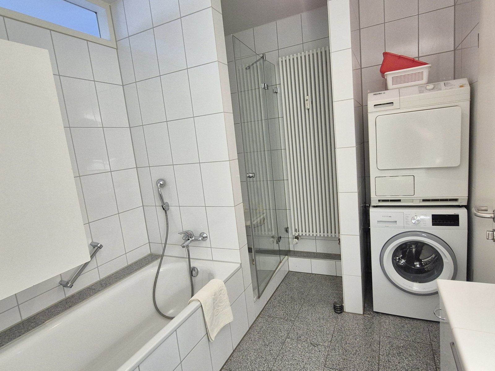 innenliegendes Bad mit Wanne und Dusche