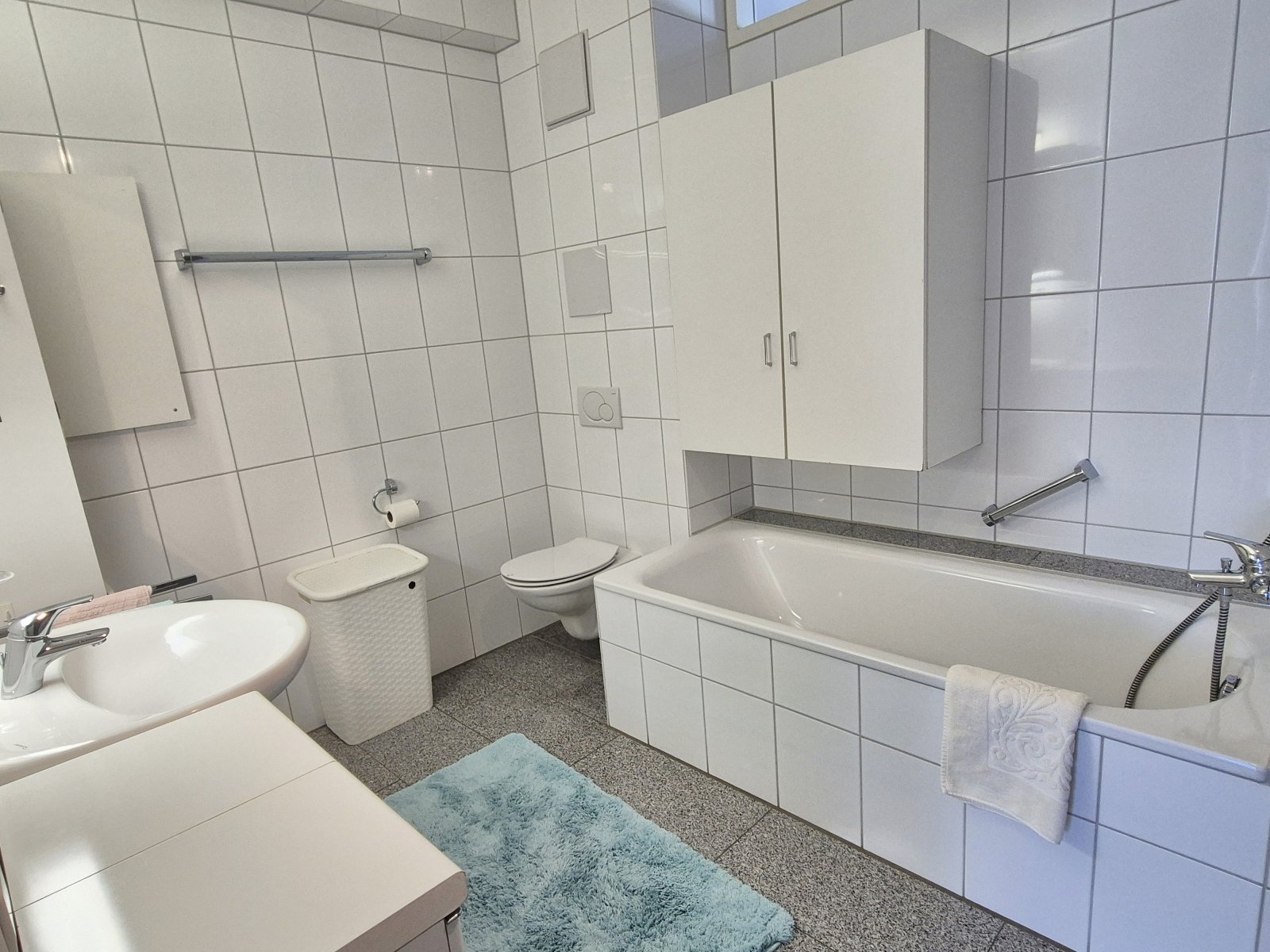 innenliegendes Bad mit Wanne und Dusche