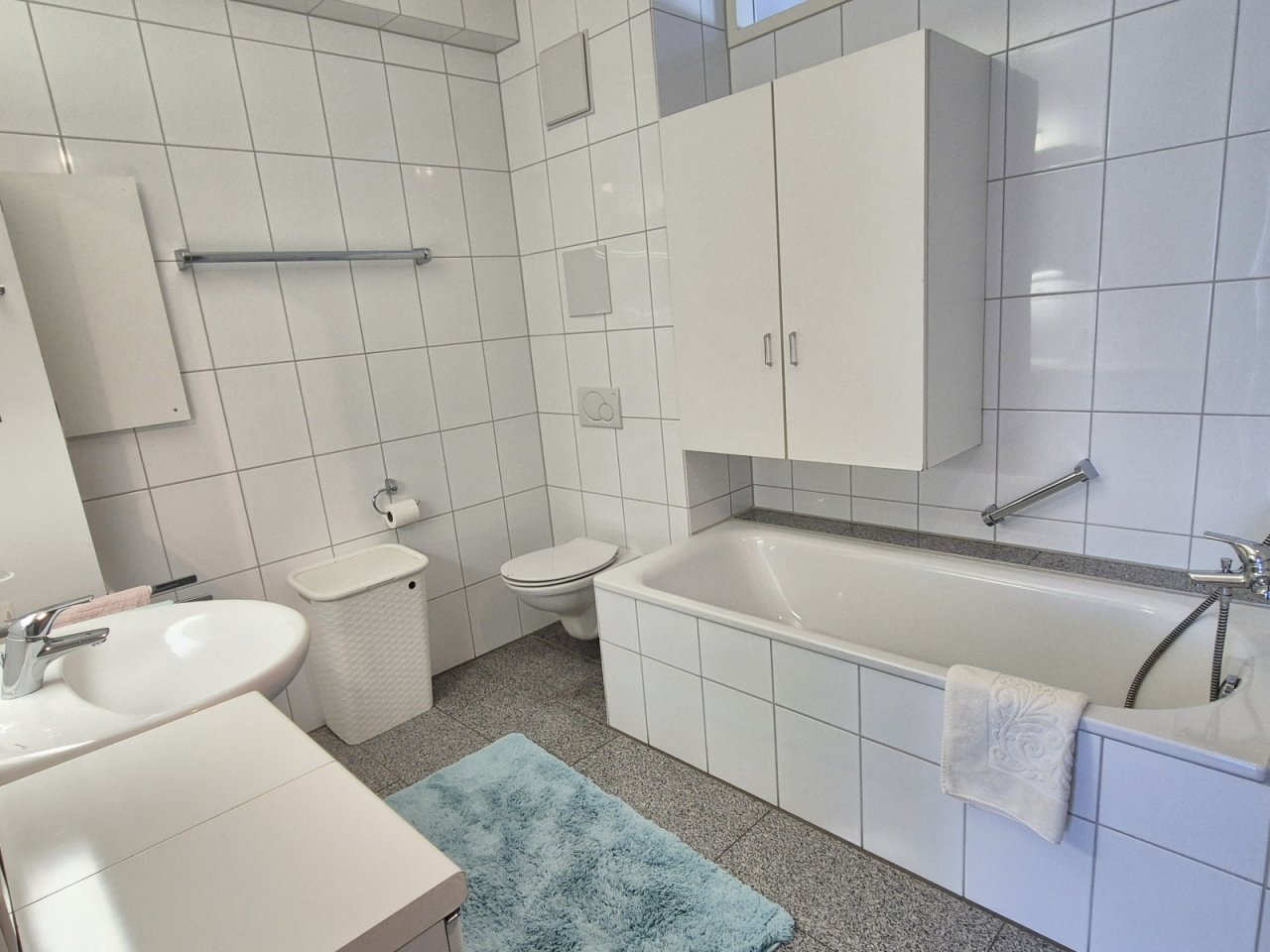 innenliegendes Bad mit Wanne und Dusche