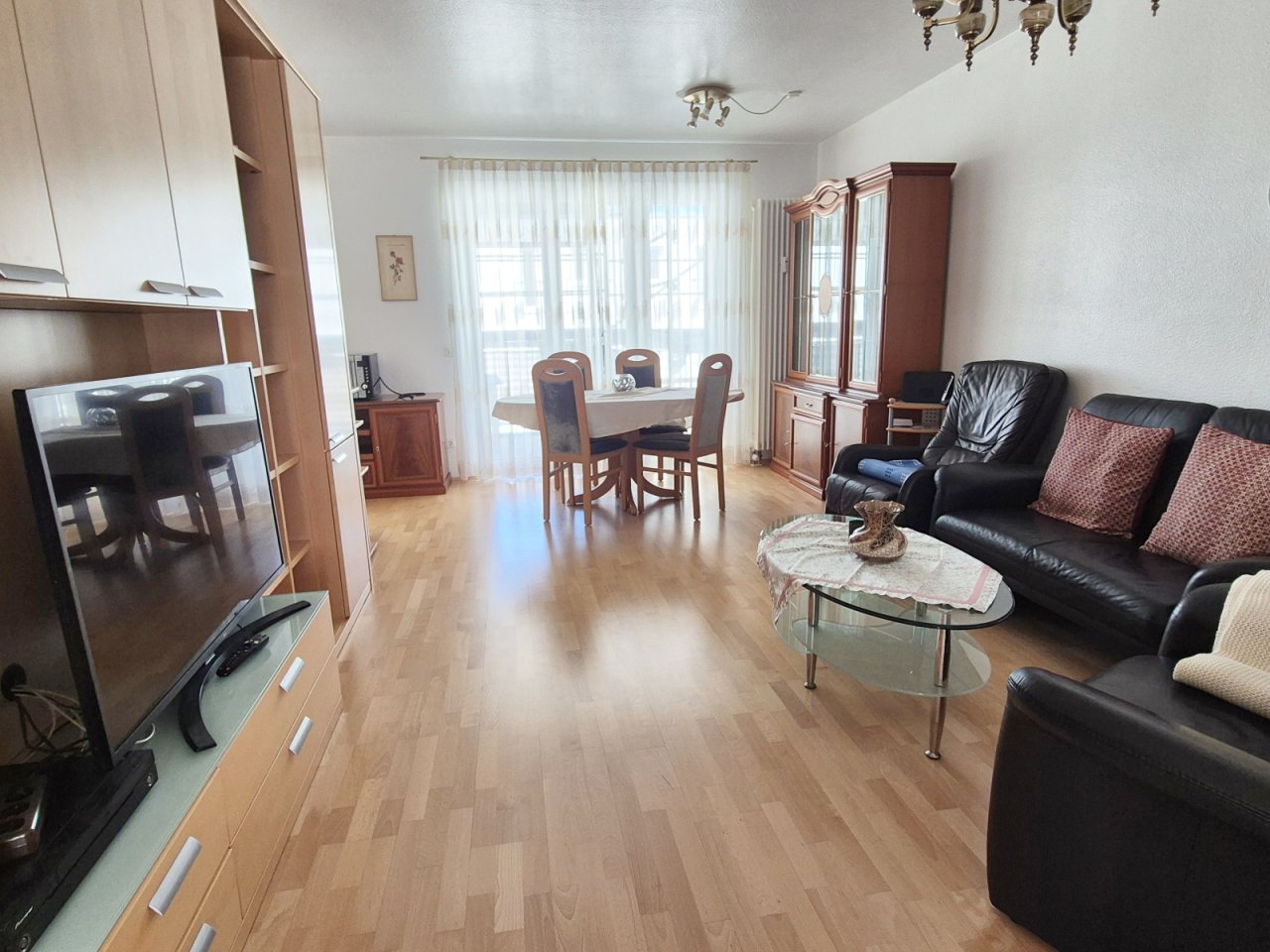 Wohn- und Esszimmer mit Zugang zum Balkon