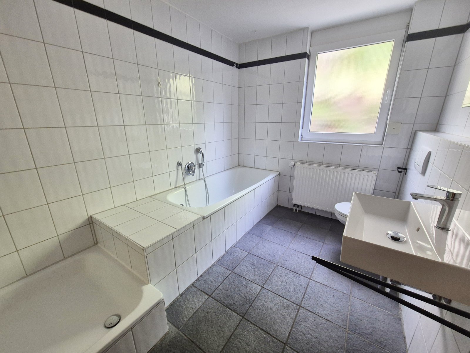 Tageslichtbad mit Wanne und Dusche